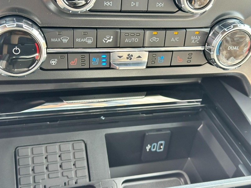 Ford Super Duty F-350 SRW Vehicle Full-screen Gallery Image 13
