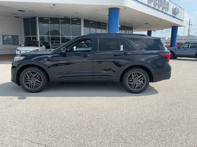 Ford Explorer Vehicle Full-screen Gallery Image 2