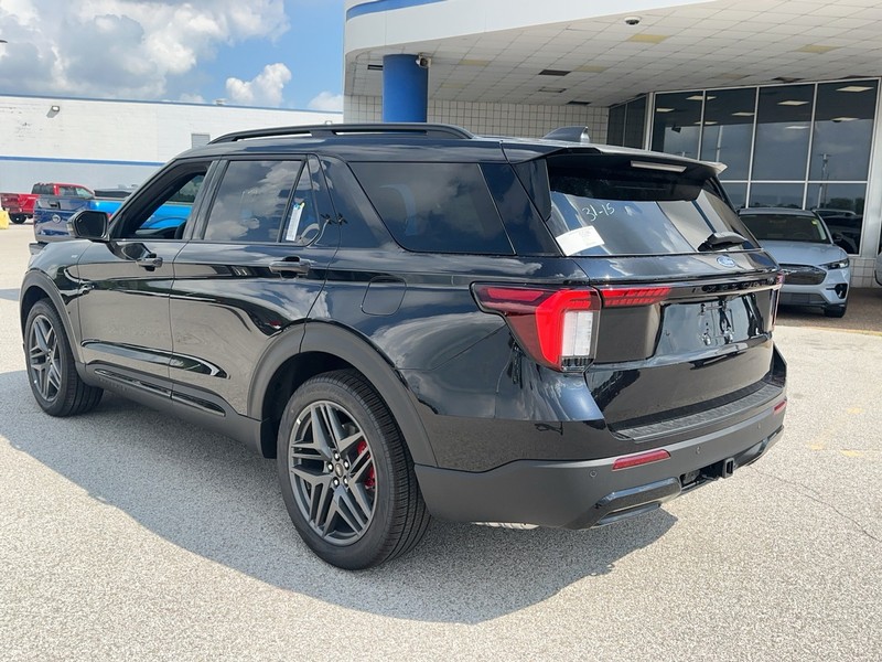 Ford Explorer Vehicle Full-screen Gallery Image 3