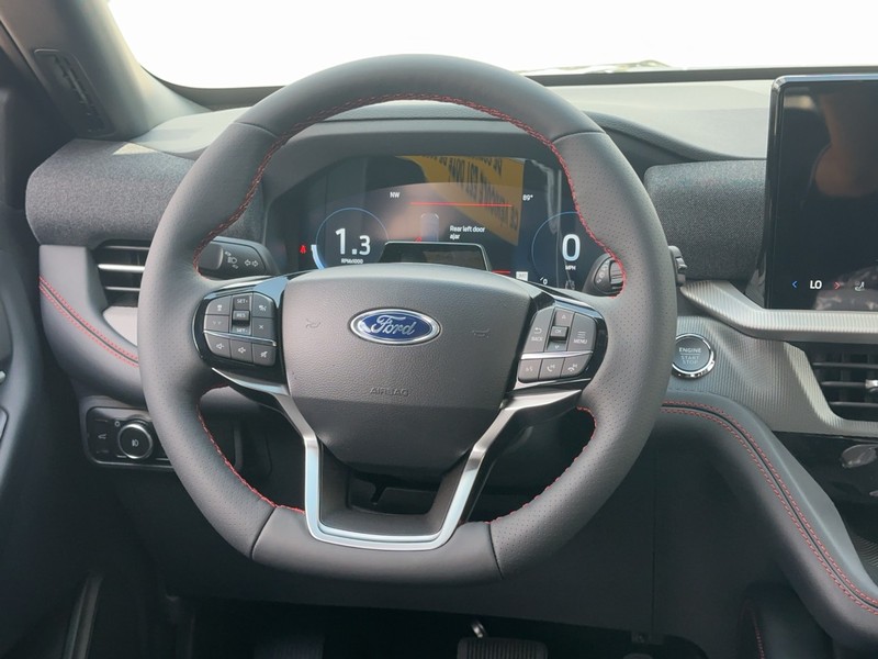 Ford Explorer Vehicle Full-screen Gallery Image 7