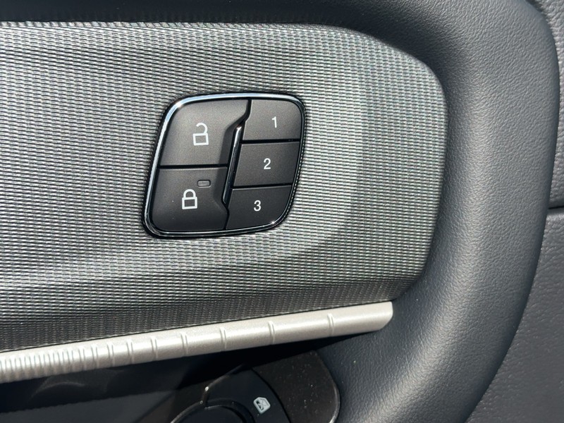 Ford Explorer Vehicle Full-screen Gallery Image 12