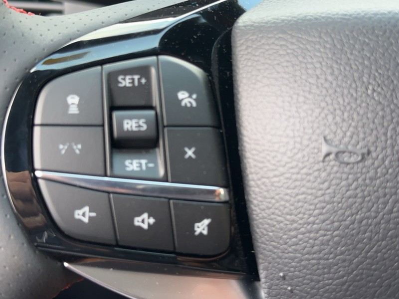 Ford Explorer Vehicle Full-screen Gallery Image 15