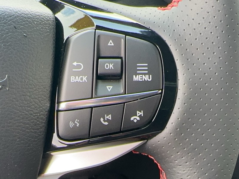 Ford Explorer Vehicle Full-screen Gallery Image 16