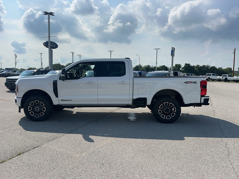Ford Super Duty F-250 SRW Vehicle Full-screen Gallery Image 2