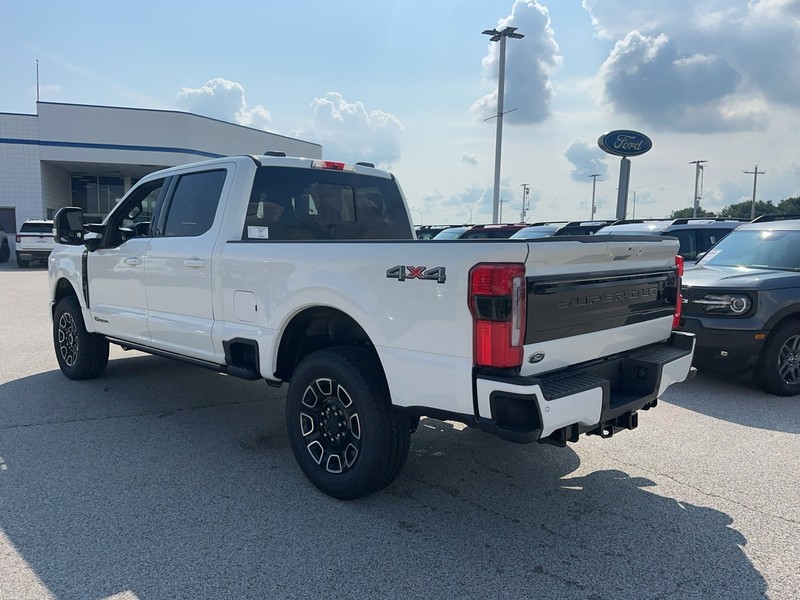 Ford Super Duty F-250 SRW Vehicle Full-screen Gallery Image 3