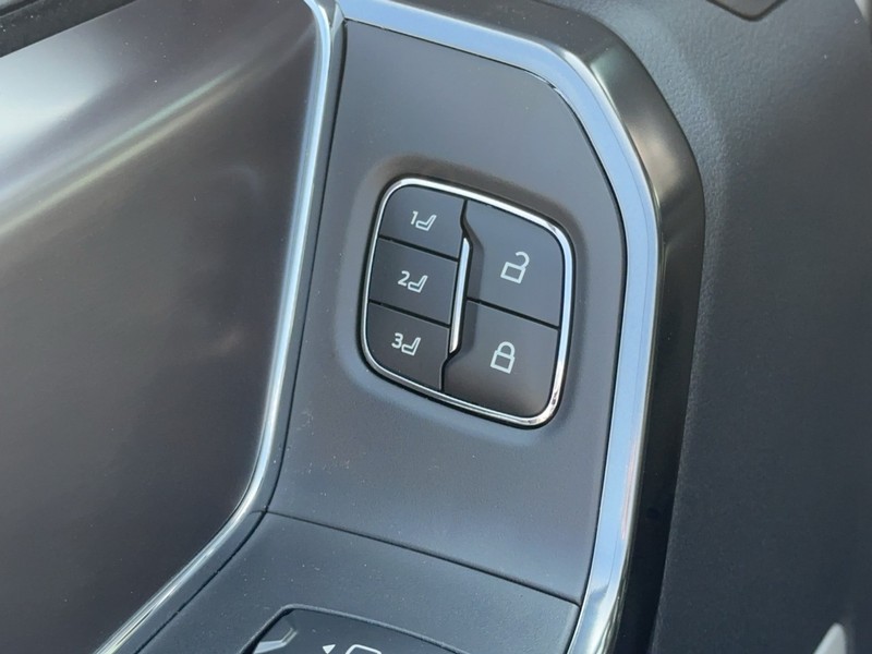 Ford Super Duty F-250 SRW Vehicle Full-screen Gallery Image 11