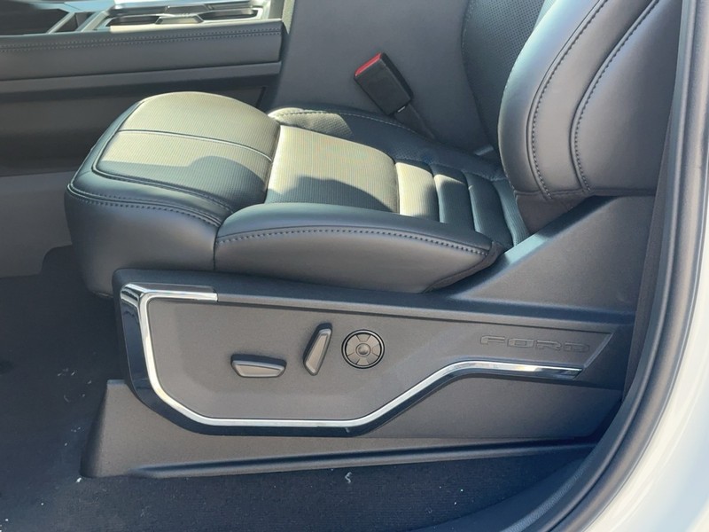Ford Super Duty F-250 SRW Vehicle Full-screen Gallery Image 12