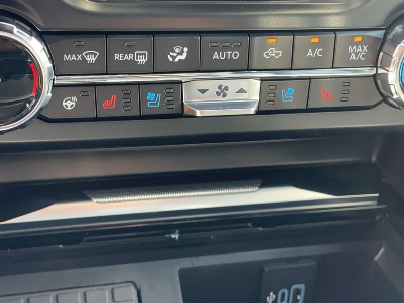Ford Super Duty F-250 SRW Vehicle Full-screen Gallery Image 16