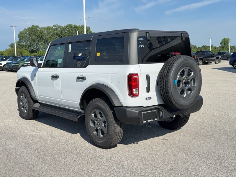 Ford Bronco Vehicle Full-screen Gallery Image 3
