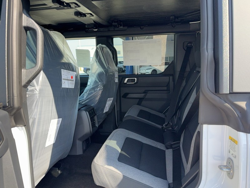 Ford Bronco Vehicle Full-screen Gallery Image 4