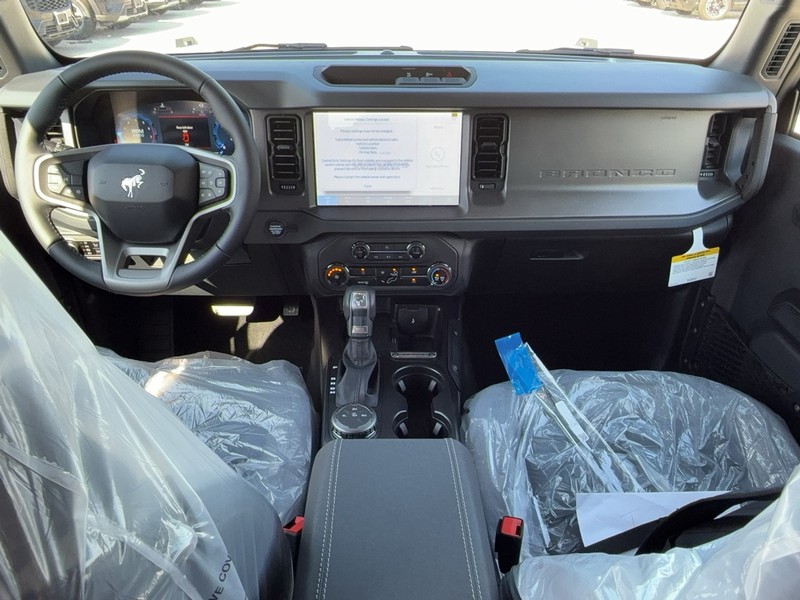 Ford Bronco Vehicle Full-screen Gallery Image 6