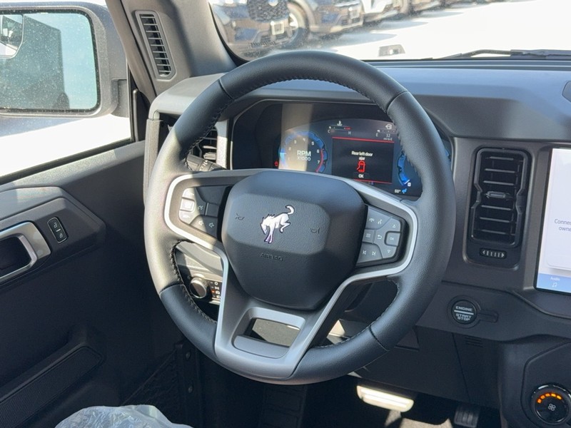 Ford Bronco Vehicle Full-screen Gallery Image 7