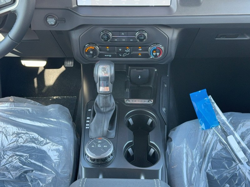 Ford Bronco Vehicle Full-screen Gallery Image 9