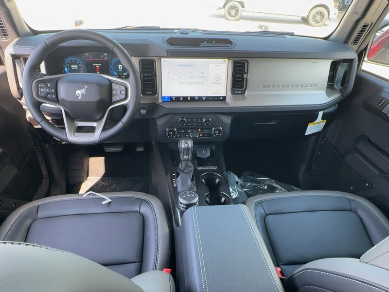 Ford Bronco Vehicle Full-screen Gallery Image 6
