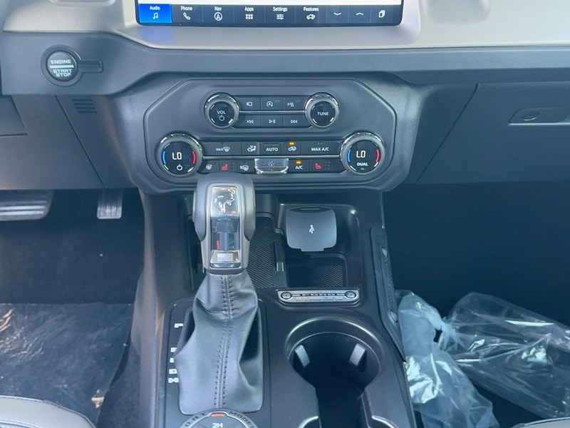 Ford Bronco Vehicle Full-screen Gallery Image 9