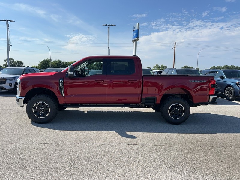 Ford Super Duty F-350 SRW Vehicle Full-screen Gallery Image 2
