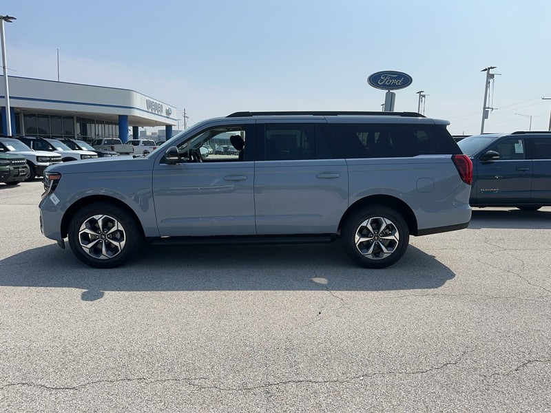 Ford Expedition Max Vehicle Full-screen Gallery Image 2