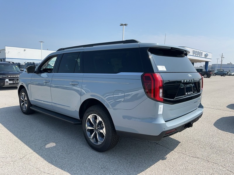 Ford Expedition Max Vehicle Full-screen Gallery Image 3