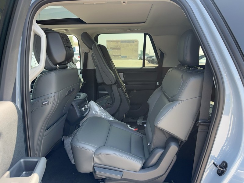 Ford Expedition Max Vehicle Full-screen Gallery Image 4