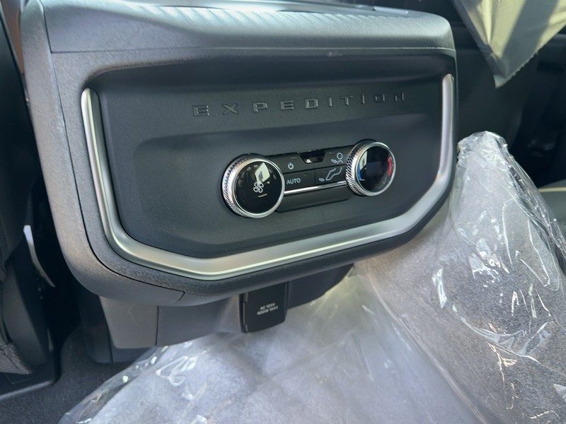 Ford Expedition Max Vehicle Full-screen Gallery Image 5