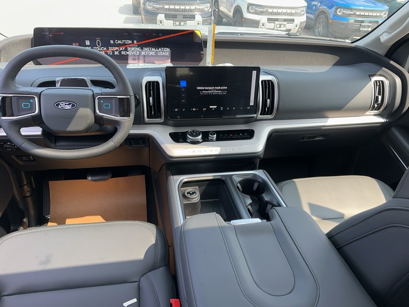 Ford Expedition Max Vehicle Full-screen Gallery Image 7
