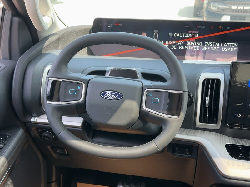 Ford Expedition Max Vehicle Full-screen Gallery Image 8