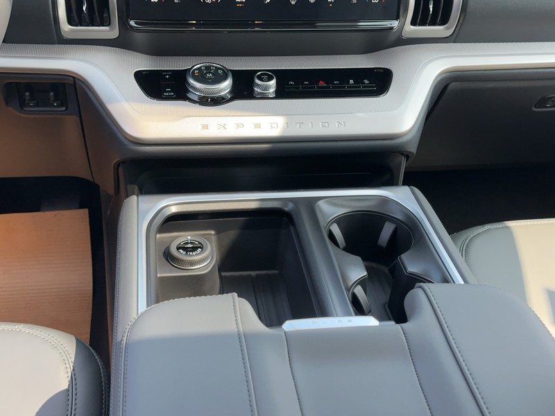 Ford Expedition Max Vehicle Full-screen Gallery Image 10