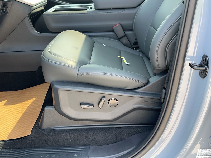 Ford Expedition Max Vehicle Full-screen Gallery Image 12
