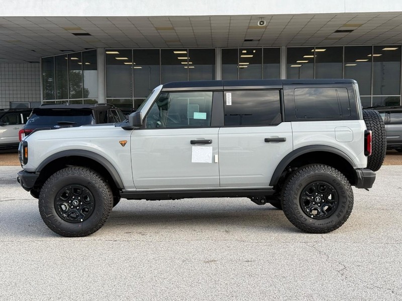 Ford Bronco Vehicle Full-screen Gallery Image 2