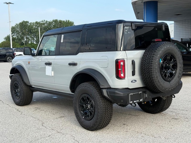 Ford Bronco Vehicle Full-screen Gallery Image 3