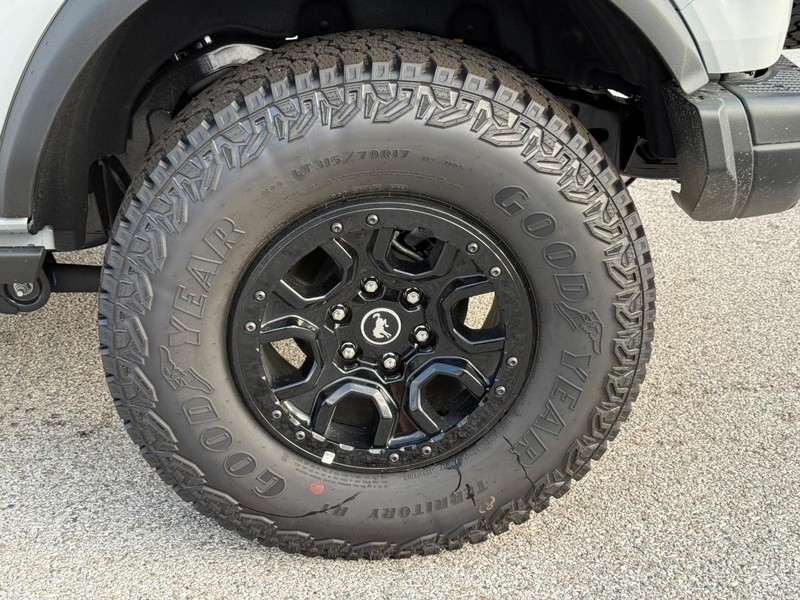 Ford Bronco Vehicle Full-screen Gallery Image 4