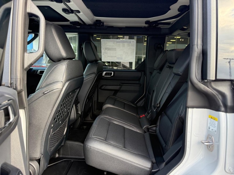 Ford Bronco Vehicle Full-screen Gallery Image 5