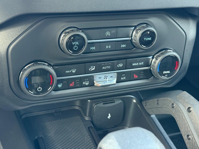 Ford Bronco Vehicle Full-screen Gallery Image 13