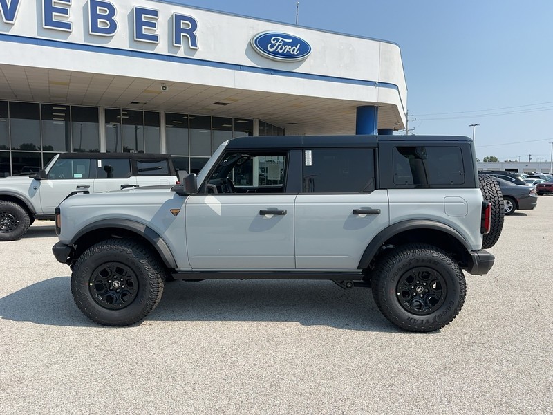 Ford Bronco Vehicle Full-screen Gallery Image 2