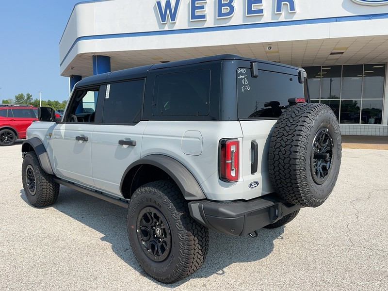 Ford Bronco Vehicle Full-screen Gallery Image 3