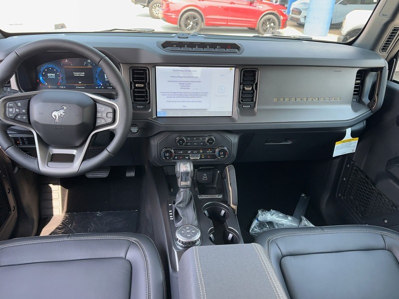 Ford Bronco Vehicle Full-screen Gallery Image 6
