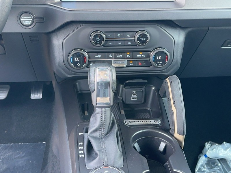 Ford Bronco Vehicle Full-screen Gallery Image 9