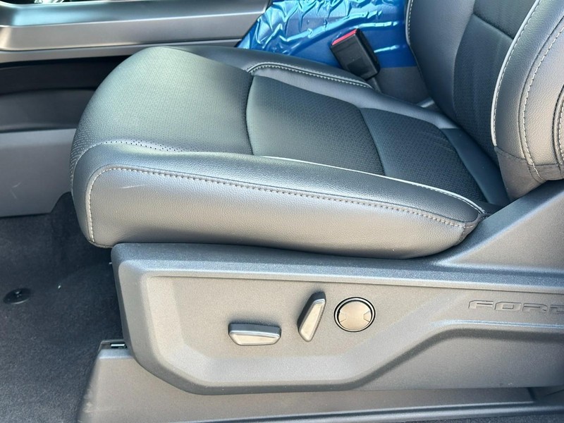 Ford F-150 Vehicle Full-screen Gallery Image 11