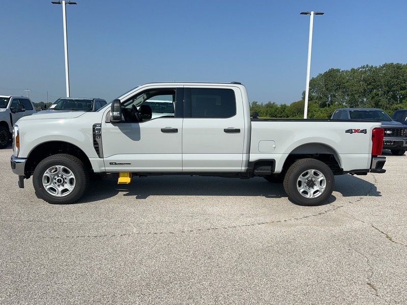 Ford Super Duty F-250 SRW Vehicle Full-screen Gallery Image 2