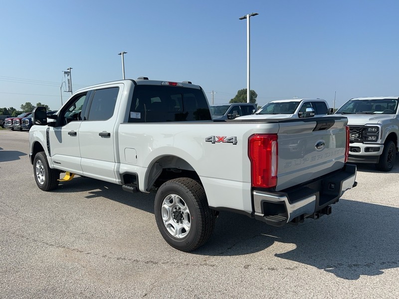 Ford Super Duty F-250 SRW Vehicle Full-screen Gallery Image 3