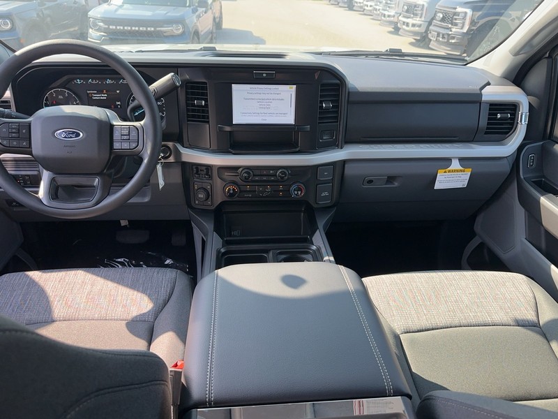 Ford Super Duty F-250 SRW Vehicle Full-screen Gallery Image 6
