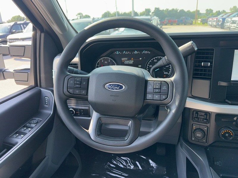Ford Super Duty F-250 SRW Vehicle Full-screen Gallery Image 7