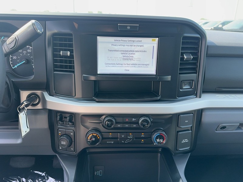 Ford Super Duty F-250 SRW Vehicle Full-screen Gallery Image 8
