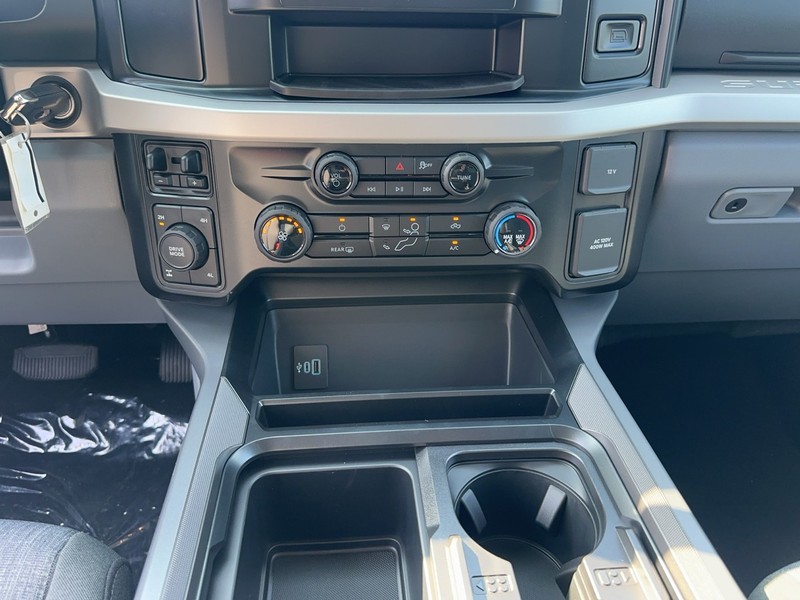 Ford Super Duty F-250 SRW Vehicle Full-screen Gallery Image 9