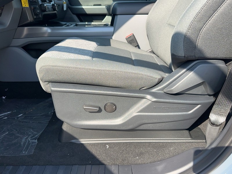 Ford Super Duty F-250 SRW Vehicle Full-screen Gallery Image 11