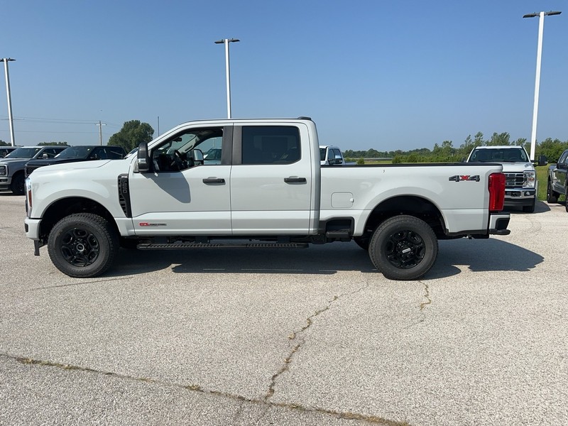Ford Super Duty F-250 SRW Vehicle Full-screen Gallery Image 2