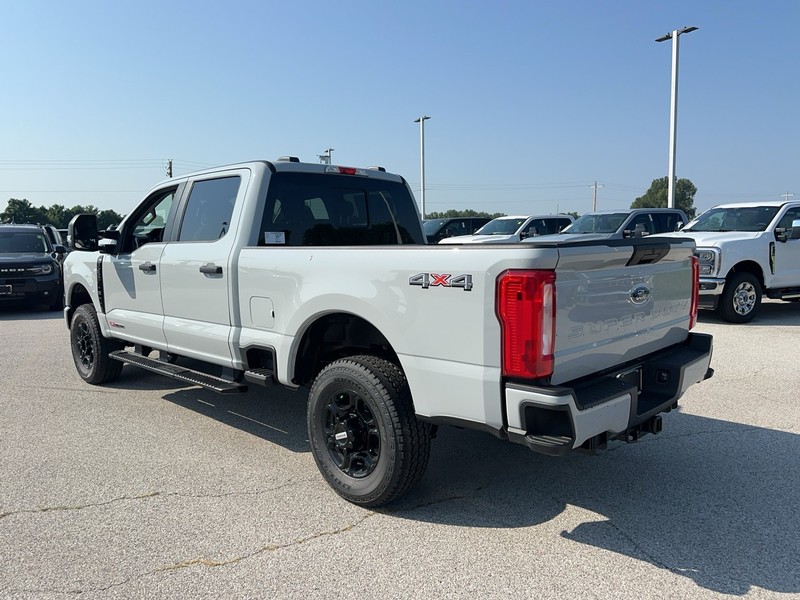 Ford Super Duty F-250 SRW Vehicle Full-screen Gallery Image 3