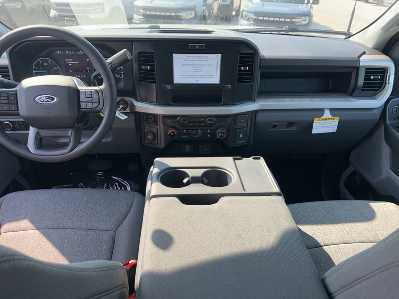 Ford Super Duty F-250 SRW Vehicle Full-screen Gallery Image 5