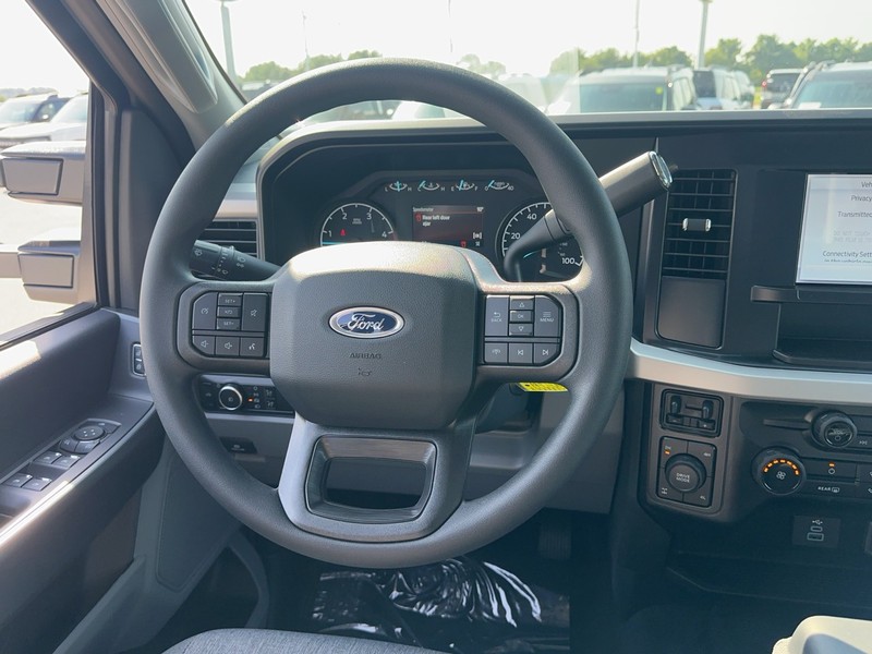 Ford Super Duty F-250 SRW Vehicle Full-screen Gallery Image 6