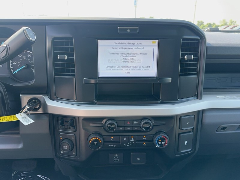 Ford Super Duty F-250 SRW Vehicle Full-screen Gallery Image 7